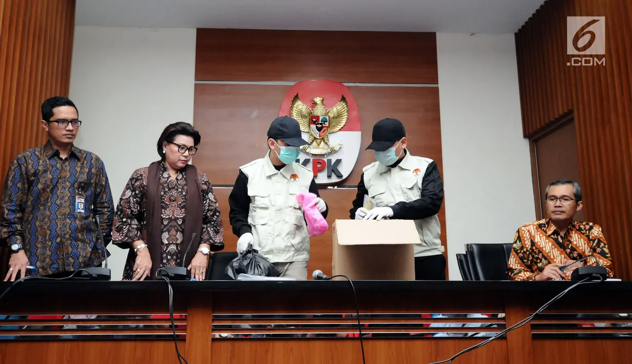 Wakil Ketua KPK Basaria Panjaitan (kedua kiri) bersama Alexander Marwata (kanan) saat memberi keterangan di Gedung KPK, Jakarta, Kamis (14/9). Keterangan terkait operasi tangkap tangan Bupati Batubara, OK Arya Zulkarnain. (Liputan6.com/Helmi Fithriansyah)