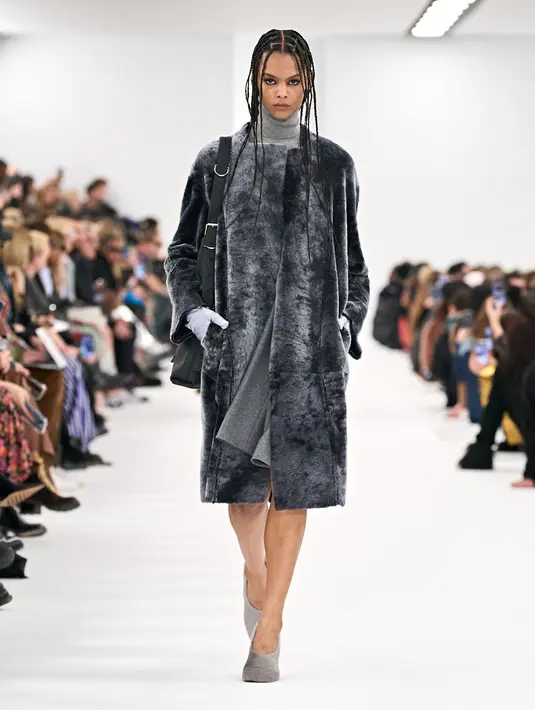 <p>Runway Givenchy kali ini kembali di ruangan serba putih. Givenchy berfokus pada pakaian milik Ecole Militaire, mengulangi formula untuk koleksi busana khusus pria yang lalu. Foto: Document/Givenchy.</p>