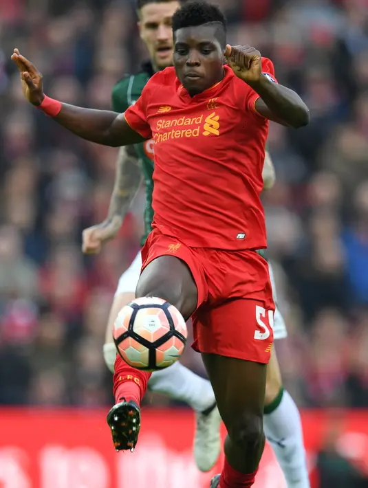 Gelandang berusia 21 tahun, Oluwaseyi Ojo masuk dalam daftar jual The Reds, Ojo jarng mendapatkan kesempatan bermain, hal tersebut menjadi salah satu pertimbangan management Liverpool. (AFP/Paul Ellis)