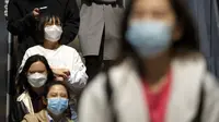 Orang-orang yang mengenakan masker naik eskalator di kompleks perbelanjaan dan perkantoran di Beijing, China, 13 April 2022. Shanghai bergerak untuk lebih melonggarkan lockdown di kota terbesar di China tersebut yang tampaknya terhenti. (AP Photo/Mark Schiefelbein)