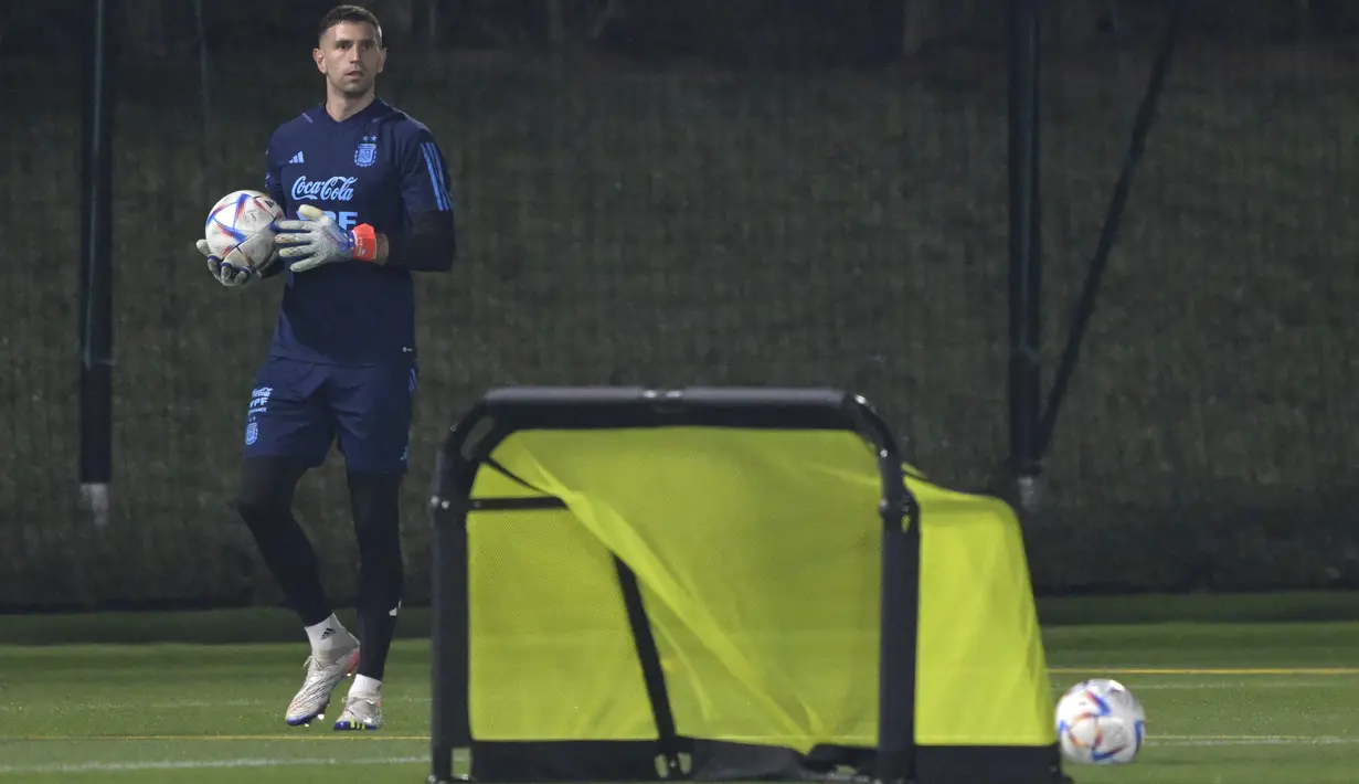 Kiper Argentina #23 Emiliano Martinez menghadiri sesi latihan menjelang perempat final Piala Dunia 2022 menantang Belanda, di stadion Universitas Qatar, di Doha,  Selasa (6/12/2022). Argentina diprediksi tak akan mudah mengalahkan Belanda karena tim oranye adalah 1 dari 4 tim yang belum terkalahkan di Piala Dunia Qatar. (JUAN MABROMATA / AFP)