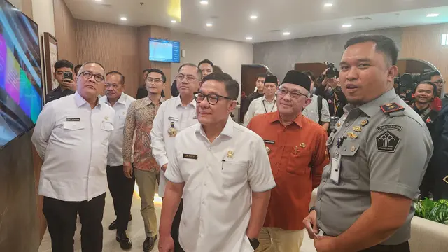 Plt Dirjen Imigrasi, Saffar Muhammad Godam di dampingi Kepala Kantor Imigrasi Kelas I Non TPI Depok, Irvan Triansyah, meninjau imigration lounge di mall Pesona Square, Depok.