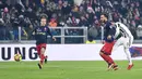 Striker Juventus, Gonzalo Higuain melepaskan tendangan ke gawang Genoa pada laga Coppa Italia di Stadion Allianz, Turin, Kamis (21/12/2017). Juventus menang 2-0 atas Genoa. (AP/Alessandro di Marco)