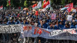 Dalam aksinya, massa pengunjuk rasa juga menolak keras revisi UU Pilkada. (JUNI KRISWANTO/AFP)