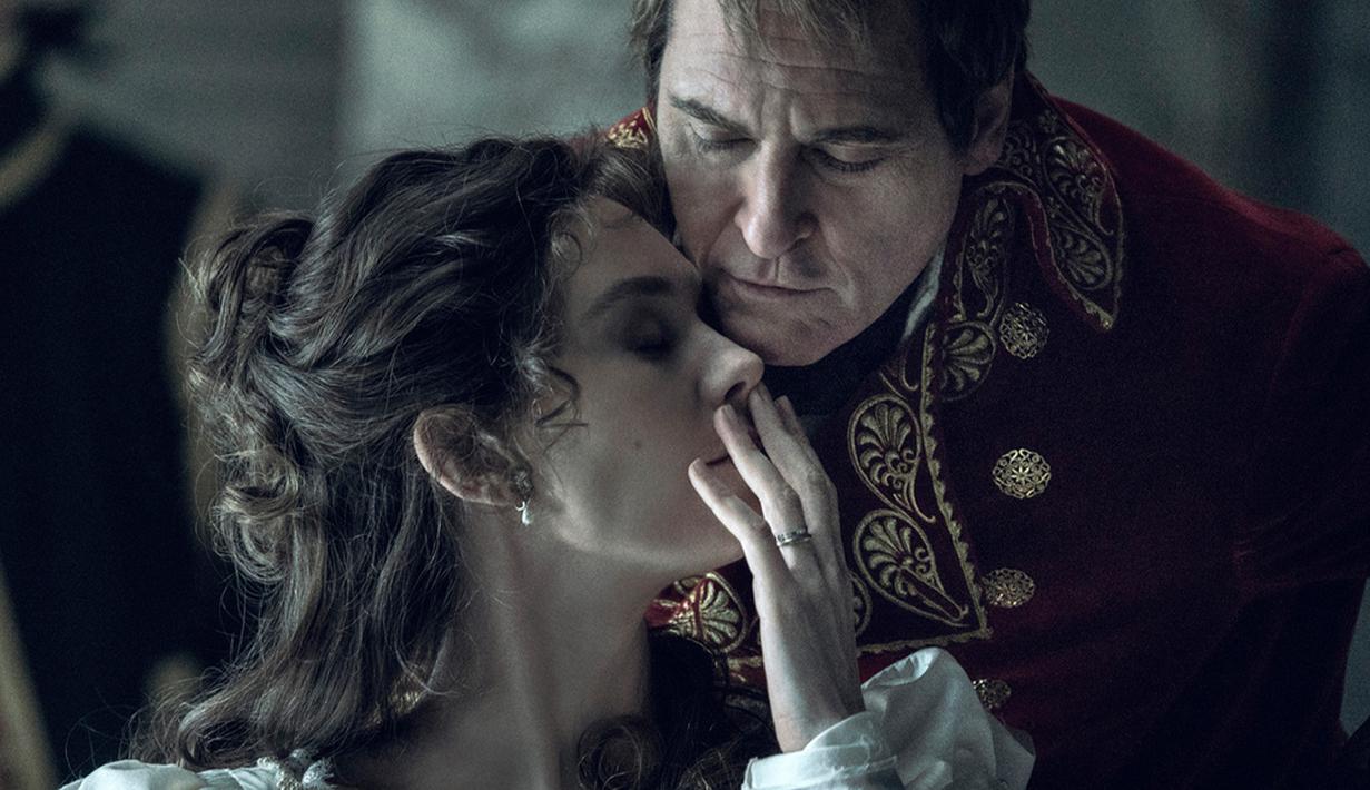 Ia juga mempunyai hubungan yang adiktif dan sering berubah-ubah dengan istrinya dan cinta sejatinya Josephine (Vanessa Kirby). Melalui trailer yang telah dirilis film ini akan menggambarkan beberapa peristiwa dan perang yang diprakarsai oleh Napoleon Bonaparte. (Apple TV+ via AP)