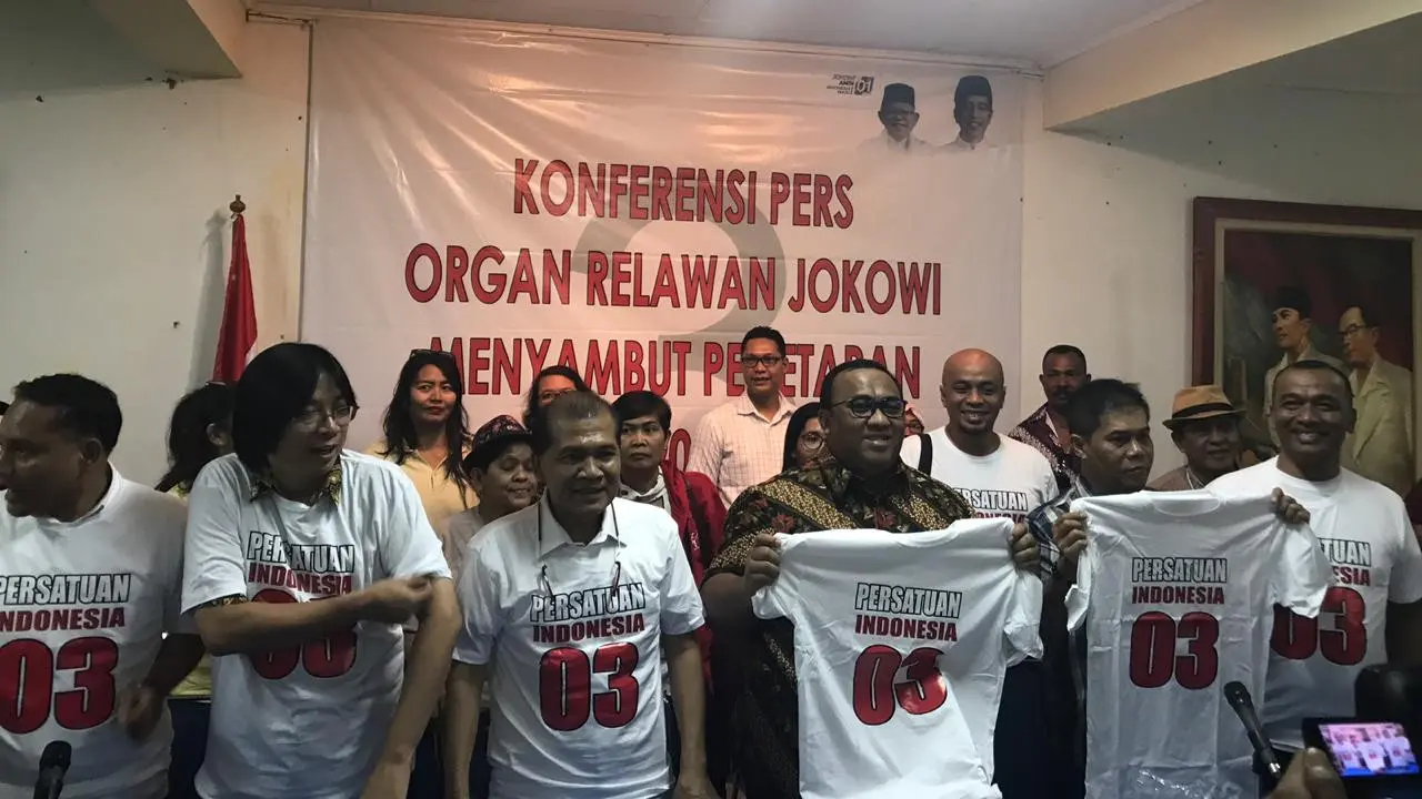 Ketua Panitia Forum Relawan Jokowi, Andi Gani Nena bersama sejumlah relawan Jokowi. (Istimewa)