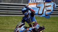 Pembalap Marc VDS Racing Team, Alex Marquez, meraih podium juara di Moto2 Italia yang berlangsung di Sirkuit Mugello, Minggu (2/6/2019). (AFP/Filippo Monteforte)