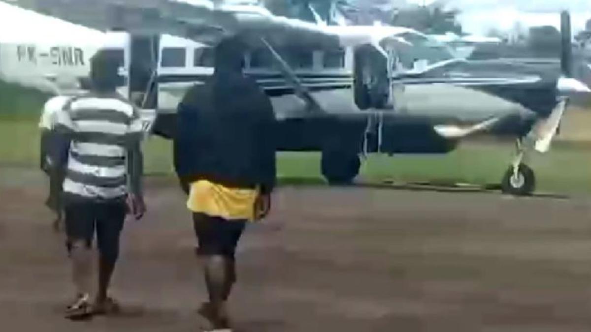 Pesawat Smart Air Ditembaki KKB di Papua Selatan, Pilot dan Co-Pilot Tewas, 13 Penumpang Selamat