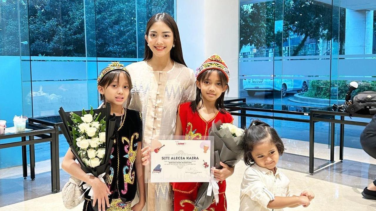Penampilan Ririn Dwi Ariyanti mencuri perhatian. Sosok ibu dari tiga anak ini dipuji cantik dan awet muda.&nbsp;