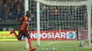 Ekspresi pemain Borneo FC, Boaz Solossa, setelah mencetak gol ketiga ke gawang Persib dalam laga leg pertama perempatfinal Piala Presiden 2015 di Stadion Segiri, Samarinda, Minggu (20/9/2015). (Bola.com/M. Ridwan)