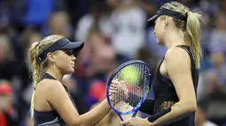 Petenis Rusia Maria Sharapova bersalaman usai bertanding melawan petenis Sofia Kenin dari AS saat pertandingan Tunggal Wanita Terbuka 2017 di ASTA Billie Jean King National Tennis Center di New York (1/9). Sharapova menang 7-5 6-2. (AFP Photo/Jewel Samad)