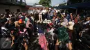 Kerumunan orangtua yang anaknya menjadi korban vaksin palsu saat tim dokter memberikan keterangan di halaman parkir RS Harapan Bunda, Jakarta, Jumat (15/7). RS menyatakan peredaran vaksin palsu dimulai dari Maret-Juni 2016 (Liputan6.com/Immanuel Antonius)