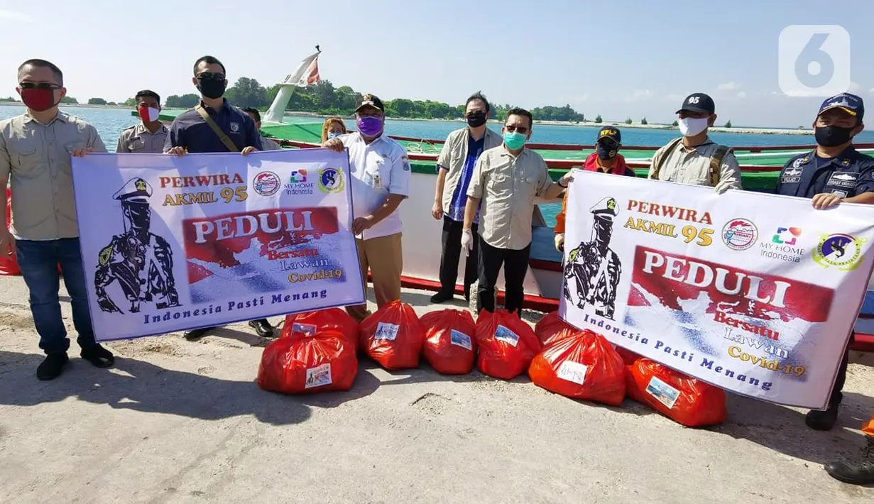 Paguyuban Perwira Abituren Akmil 95 bersama foto bersama usai acara penyerahan donasi di Pulau Pari, Rabu (20/5/2020). Donasi bagi masyarakat terdampat Covid-19 juga digelar secara bersamaan di TPU Pondok Rangon, Pasar Rebo, Condet, Bogor dan Bandung Barat. (Liputan6.com/Pool/Damadika 95)