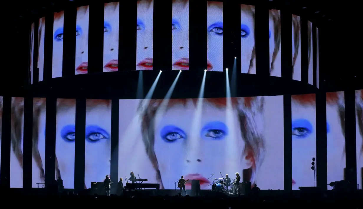 Penyanyi Lorde menyanyikan salah satu hits David Bowie pada ajang BRIT Awards yang digelar di O2 arena, London, Rabu (24/2/2016). Selain Lorde, sederet musisi terkenal juga memeriahkan ajang penghargaan bergengsi tersebut. (REUTERS/Stefan Wermuth)