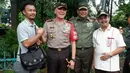 Kapolda Metro Jaya Irjen Pol M Iriawan didampingi Pangdam Jaya Mayjen Teddy Lhaksmana bersalaman dengan awak media di TPS 4 Gambir, Jakarta Pusat, Rabu (15/2). Kapolda bersama Pangdam memantau pelaksanaan Pilkada DKI 2017di sejumlah TPS. (Dok. Istimewa)