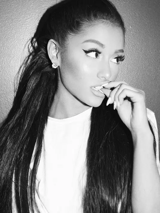 Tak ambil pusing dengan ucapan negatif tersebut, Ariana pun membalasnya dengan cara yang sangat manis. (instagram/arianagrande)