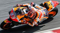 Pebalap Repsol Honda, Marc Marquez, saat beraksi pada tes pramusim MotoGP 2019 di Sirkuit Sepang, Kamis (7/2). Pada tes pramusim kali ini Maverick Vinales menduduki posisi pertama dengan catatan waktu 1 menit 58.897 detik. (AFP/Mohd Rasfan)