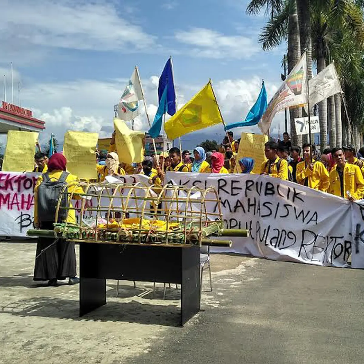 Dilarang Berdemo, Mahasiswa di Padang Justru Duduki Kampus - News  Liputan6.com