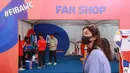 Seorang pengunjung sedang berbelanja merchandise di Fan Zone Piala Dunia FIBA 2023 yang terletak di Senayan Park, Jakarta, Rabu (23/08/2023). (Bola.com/Bagaskara Lazuardi)