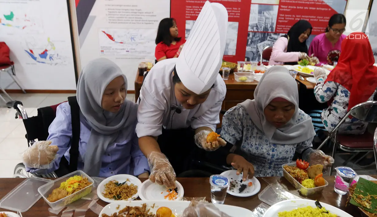 Komunitas penyandang disabilitas, down syndrome, dan rungu wicara mengikuti program kreativitas menghias Bekal Nusantara di Museum Naskah Proklamasi, Jakarta, Sabtu (14/9/2019). Mereka membuat makanan menggunakan bahan-bahan khas Indonesia. (Liputan6.com/JohanTallo)