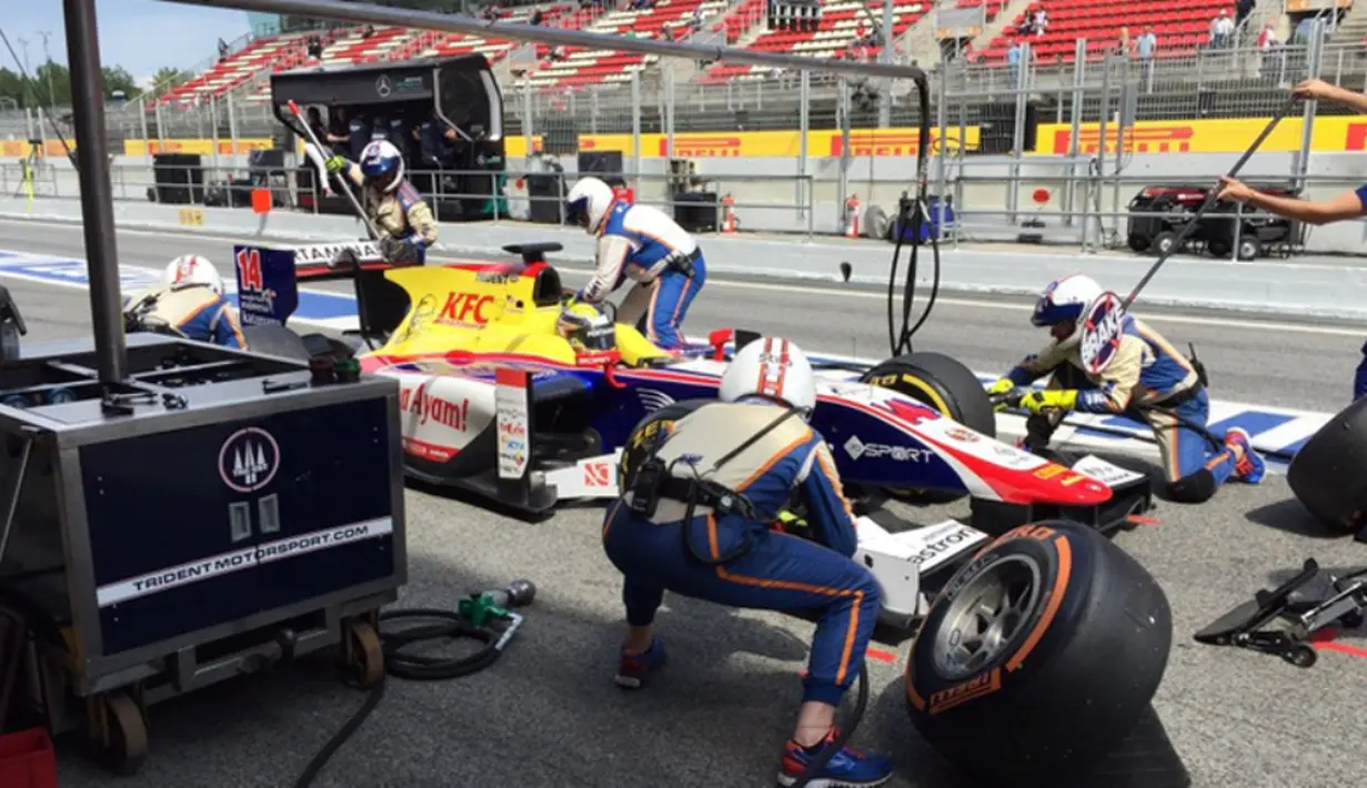 Pebalap Trident asal Indonesia, Philo Paz Armand, melakukan pit stop dalam Feature Race GP2 Spanyol di Sirkuit Catalunya, Spanyol, Sabtu (14/5/2016). (Bola.com/Twitter/PhiloPazArmand))