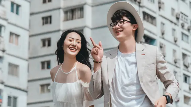 pasangan lebih dari teman