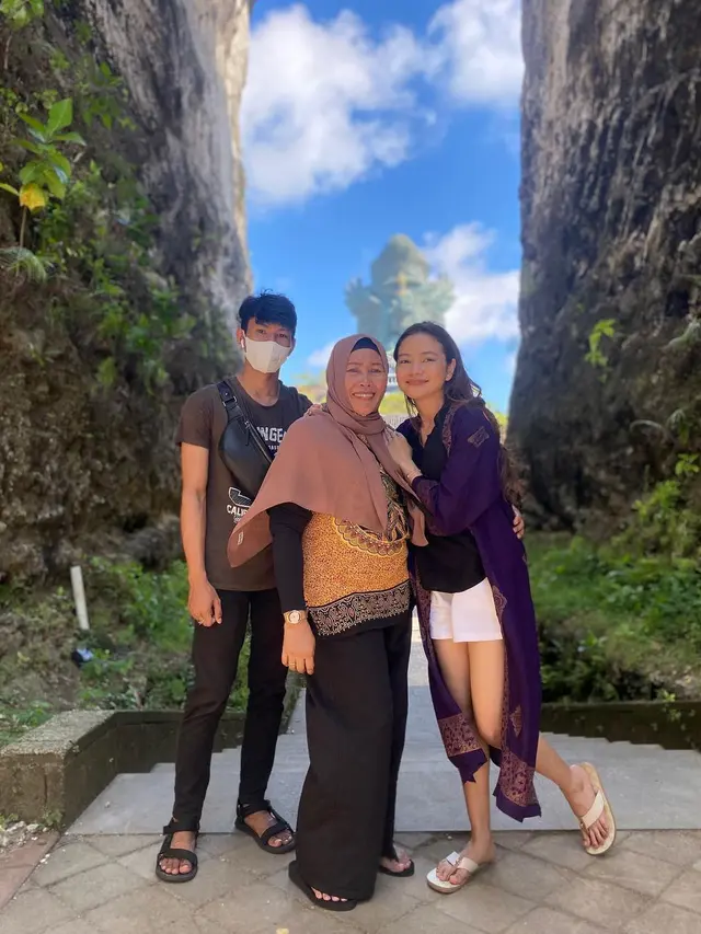 6 Potret Liburan Rara LIDA di Bali, Nikmati Sunset Bareng Ibu dan Adik