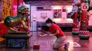 Seorang warga Tionghoa membawa hio (dupa) saat beribadah malam perayaan Tahun Baru Imlek 2573 di Vihara Amurva Bhumi, Jakarta, Senin (31/1/2022). Ibadah Imlek pada tahun ini dilakukan pembatasan sampai pukul 20.00 akibat pemberlakuan PPKM level tiga di Jakarta. (Liputan6.com/Johan Tallo)
