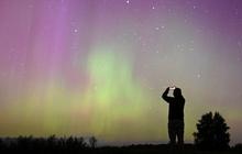 FOTO: Penampakan Dua Fenomena Langka Saat Aurora Borealis dan Hujan Meteor Perseid Menghiasi Langit Rusia