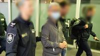 Polisi Australia merilis foto petugas mengawal bandar narkoba 'El Chapo' Asia, Tse Chi Lop melalui bandara Melbourne.(Australia Federal Police)