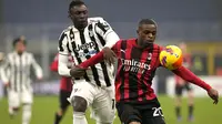 Penyerang Juventus Moise Kean berebut bola dengan bek AC Milan Pierre Kalulu pada laga pekan ke-23 Liga Italia musim 2021-22 di San Siro, Senin dini hari WIB (24/01/2022).  AC Milan harus puas bermain imbang tanpa gol lawan Juventus. (AP Photo/Luca Bruno)