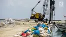 Pekerja mengoperasikan alat berat dalam proyek pembangunan dermaga di Pulau Pramuka, Kepulauan Seribu, Jakarta, Rabu (28/11). Proyek pembangunan dermaga yang sudah dimulai sejak tahun lalu itu terus dikebut pengerjaannya. (Liputan6.com/Faizal Fanani)