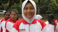 Wina, Calon Paskibraka 2018 Tingkat Nasional dari Provinsi Jawa Tengah Menekuni Hobi Berkirim Surat Sejak Masih Duduk di Bangku Kelas 3 SMP. (Liputan6.com/Aditya Eka Prawira)