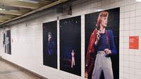 Instalasi seni yang memajang gambar David Bowie terlihat di stasiun kereta bawah tanah Broadway-Lafayette, New York City, 19 April 2018. Instalasi seni ini disponsori oleh perusahaan streaming Spotify. (ANGELA WEISS/AFP)
