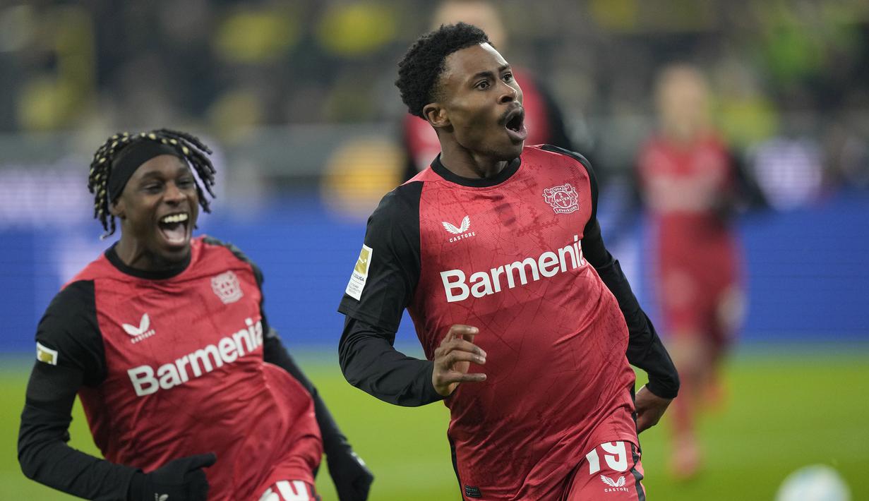 Pemain Bayer Leverkusen, Nathan Tella melakukan selebrasi setelah mencetak gol ke gawang Bundesliga 2024/2025 di Signal Iduna Park, Dortmund, Jerman, Sabtu (11/01/2025) WIB. (AP Photo/Martin Meissner)