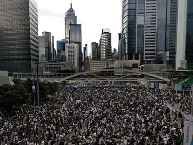 Pengunjuk rasa berkumpul di luar gedung parlemen di Hong Kong, Rabu (12/6/2019). Ribuan pengunjuk rasa memblokir pintu masuk ke kantor pusat pemerintah Hong Kong untuk memprotes RUU Ekstradisi. (AP Photo/Vincent Yu)