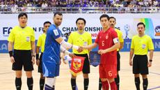 Pemain Timnas Indonesia, Muhammad Albagir bersama kapten Thailand foto bersama pada final Piala AFF Futsal 2026 di Nonthaburi Sports Complex Gymnasium, Nonthaburi hari Minggu, (12/4/2026). (Dok. FFI)
