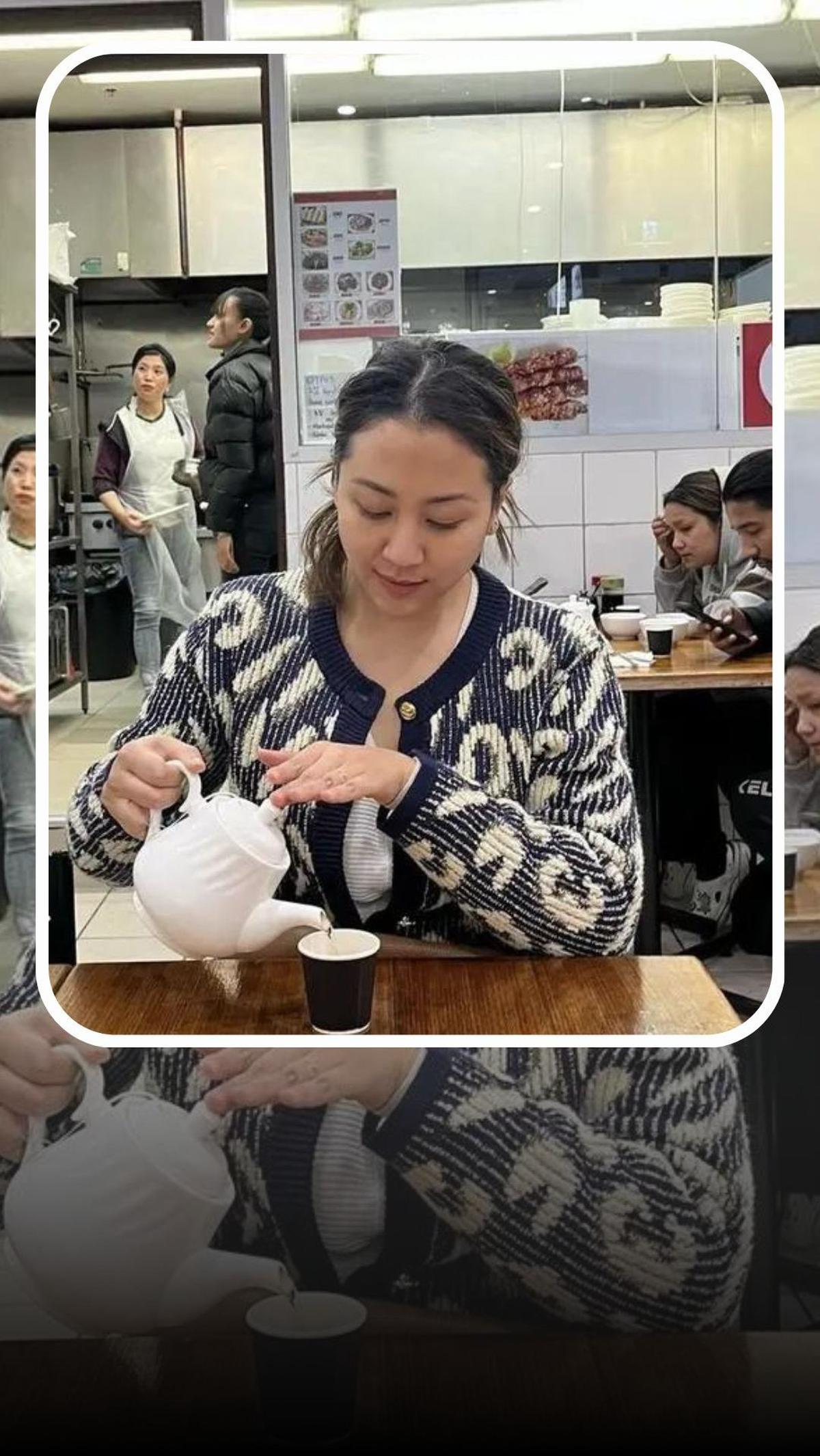 Santai dengan Jaket Hitam dan Rambut Acak-Acakan