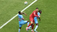 Penyerang Portugal, Cristiano Ronaldo, berebut bola udara dengan bek DR Kongo bernomor 22, Chancel Mbemba, dan bek bernomor 4, Axel Tuanzebe, dalam laga Grup K Piala Dunia FIFA 2026 antara Portugal melawan DR Kongo di Houston Stadium, Houston, Texas, pada 17 Juni 2026. (Lars Baron / GETTY IMAGES NORTH AMERICA / Getty Images via AFP)