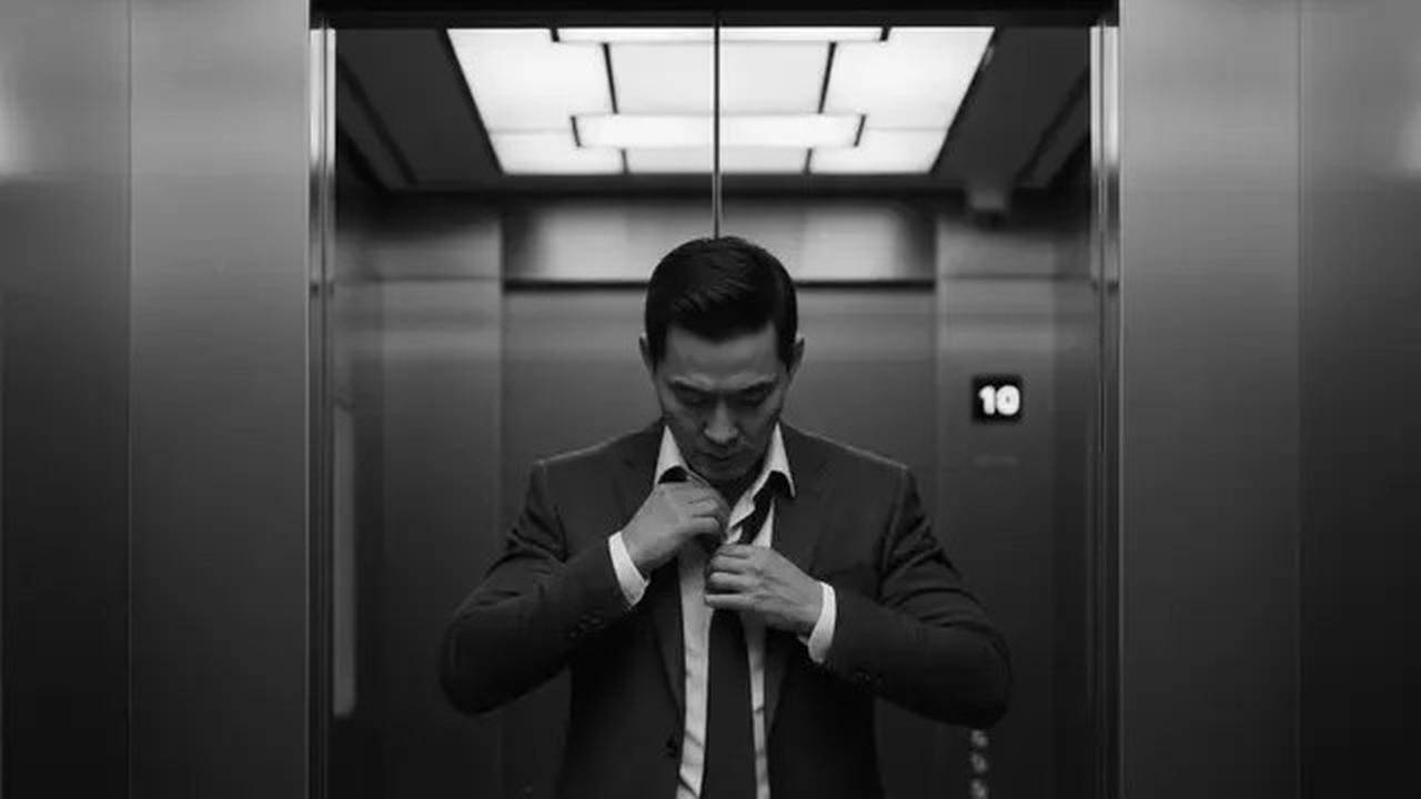 7 Prompt Gemini AI Viral Edit Foto di Lift dengan Jas, Hasil Realistis dan Anti Gagal