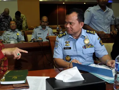 MenkumHAM Yasonna Laoly dan Dirjen Imigrasi Ronny Sompie raker dengan Komisi I DPR di  Jakarta, Selasa (13/10). Rapat itu membahas RUU pengesahan perjanjian bantuan timbal balik dalam masalah pidana Indonesia dan Vietnam. (Liputan6.com/Johan Tallo)