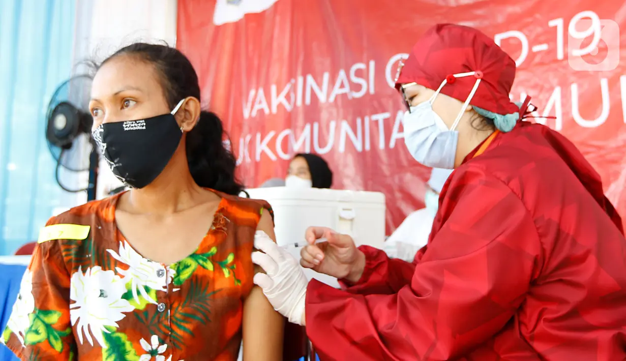 Warga yang tergabung komunitas pemulung mengikuti vaksinasi Covid-19 di TPST Bantar Gebang, Kota Bekasi, Sabtu (29/10/2021). Vaksinasi yang digelar kali ketiga oleh Unilever Indonesia didukung Dinas Lingkungan Hidup Pemprov DKI Jakarta dan Dinas Kesehatan Kota Bekasi. (Liputan6.com/HO/Unilever)