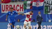 Gelandang Kroasia mencoba menjauh dari kawalan pemain italia pada laga terakhir grup B Euro 2024 di stadion Red Bull Arena (AP)