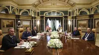 Menteri Luar Negeri AS Marco Rubio saat bertemu dengan Menteri Luar Negeri Arab Saudi Pangeran Faisal bin Farhan Al Saud, Penasihat Keamanan Nasional Arab Saudi Mosaad bin Mohammad Al-Aiban, Penasihat Keamanan Nasional AS Mike Waltz, utusan AS untuk Timur Tengah Steve Witkoff, Menteri Luar Negeri Rusia Sergei Lavrov, dan penasihat kebijakan luar negeri Presiden Rusia Vladimir Putin Yuri Ushakov di Istana Diriyah, Riyadh, Selasa, (18/2/2025). (Dok. Evelyn Hockstein/Pool Photo via AP)