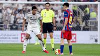 Gelandang Real Madrid, Jude Bellingham, berhadapan 1v1 dengan Pedri saat bertanding melawan Barcelona. (Bola.com/Dok. LaLiga Indonesia)