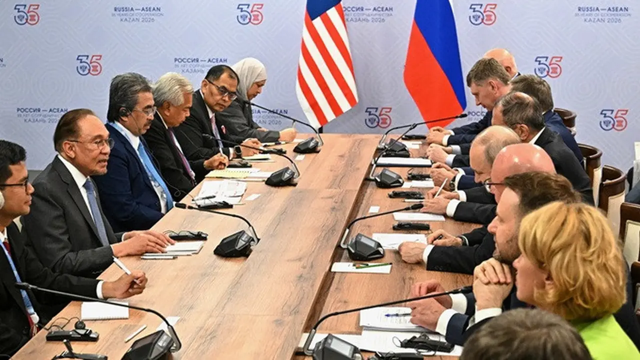 Presiden Vladimir Putin (kanan) bertemu Perdana Menteri Malaysia Anwar Ibrahim di sela-sela KTT Rusia-ASEAN di Kazan, Rusia, Rabu (17/6/2026).