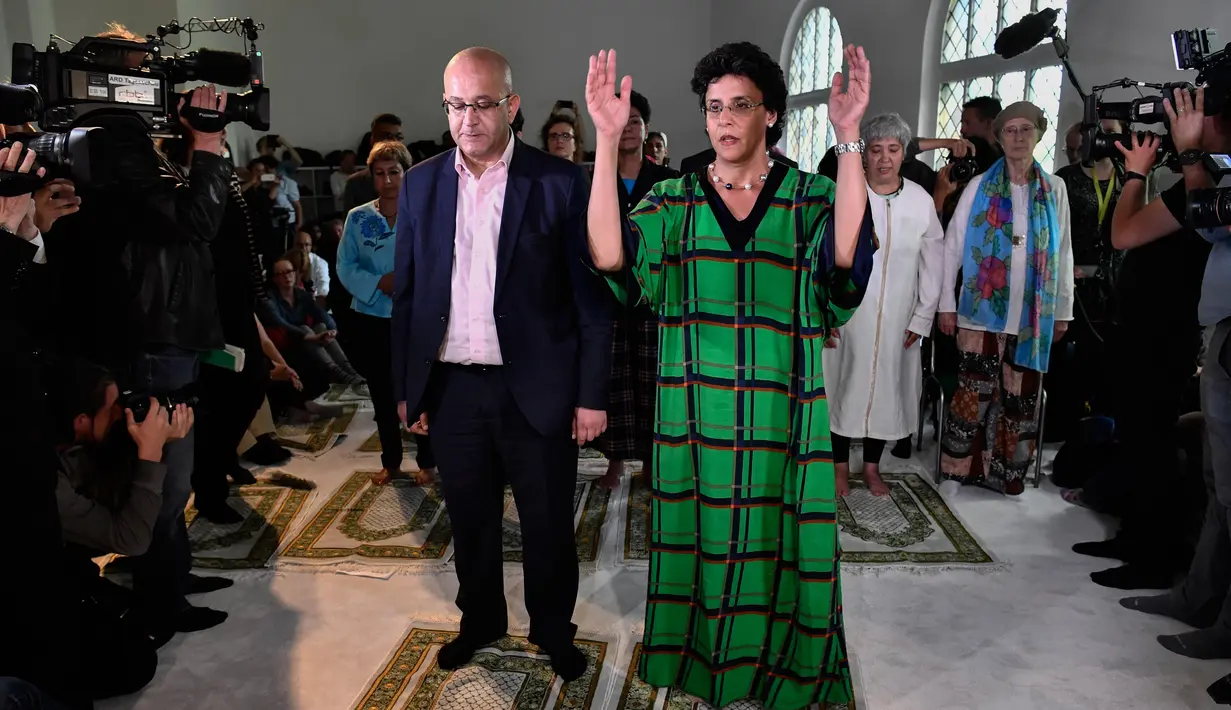 Anggota masjid, Elham Manea mempraktekan cara salat di Masjid Ibnu Rusyd-Goethe di Berlin, Jerman (16/6). Anehnya, saf jamaah masjid ini tidak beraturan, lelaki dan perempuan dapat bercampur dalam satu saf. (AFP Photo/John Macdougall)