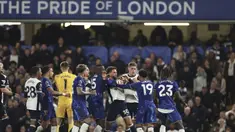 Sejumlah pemain Chelsea dan Tottenham Hotspur saling bersitegang dalam laga lanjutan Liga Inggris 2024/2025 yang berlangsung di Stamford Bridge, London, Kamis (03/04/2025) waktu setempat. (AP Photo/Ian Walton)