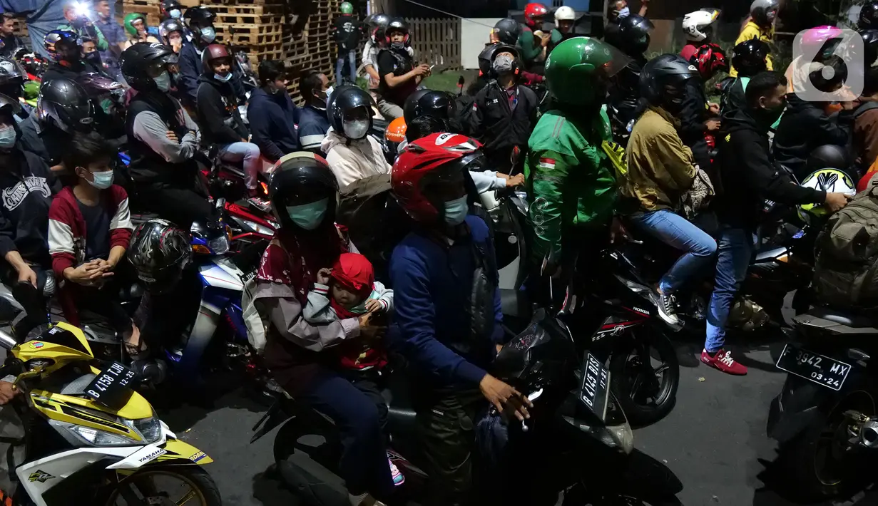 Sejumlah pemudik motor mematikan kendaraannya di kawasan posko penyekatan mudik di Kedungwaringin, Kabupaten Bekasi, Jawa Barat, Senin (10/5/2021). Sejumlah pemudik motor mematikan kendaraannya untuk menolak diputarbalikkan oleh petugas di posko penyekatan mudik. (Liputan6.com/Herman Zakharia)