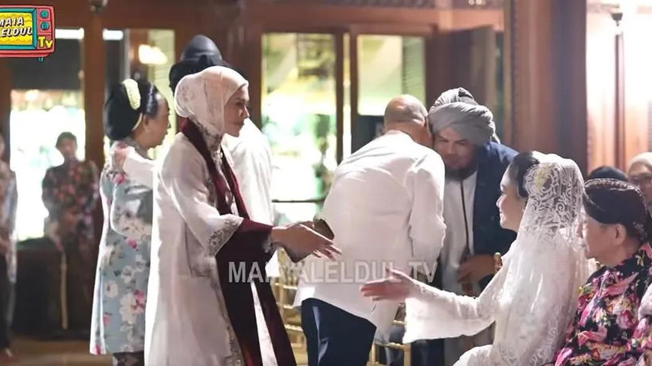 Mulan kemudian melongok dan melihat sosok Maia. Lalu ia berjalan menghampiri Maia untuk menyapa dan bersalaman, sementara Maia tetap duduk di kursinya.